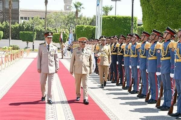 الداعري يبحث مع القائد العام للقوات المسلحة المصرية تعزيز التعاون العسكري المشترك