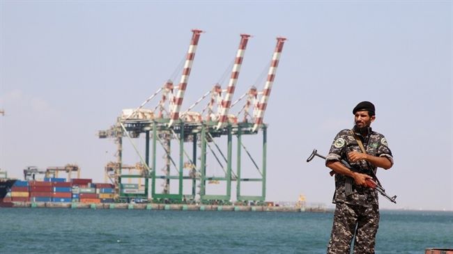 RT:محتجون عسكريون يغلقون ميناء الزيت النفطي بعدن للمطالبة بمرتباتهم المقطوعة منذ أشهر
