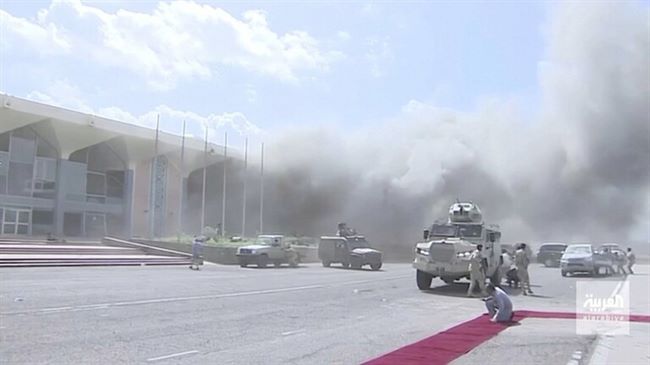 بالصور.. تفاصيل كاملة لانفجار هائل هز مطار عدن وخلف قتلى وجرحى 